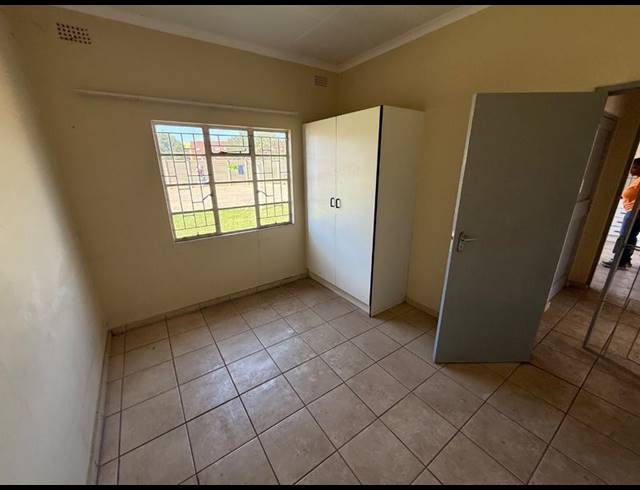 2 BEDROOM TOWNHOUSE FOR SALE IN VANDERBIJLPARK CW 5